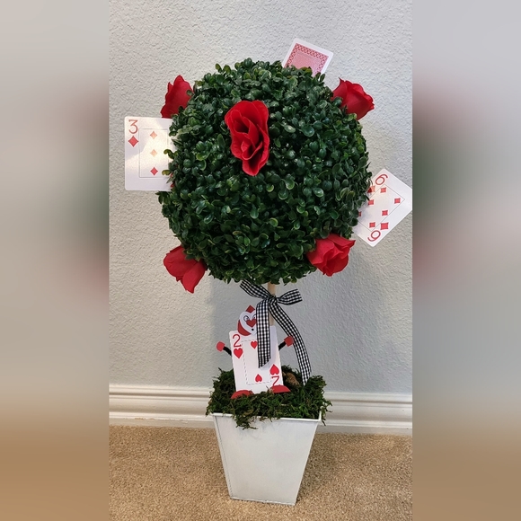 Alice in Wonderland Topiary - Picture 1 of 3